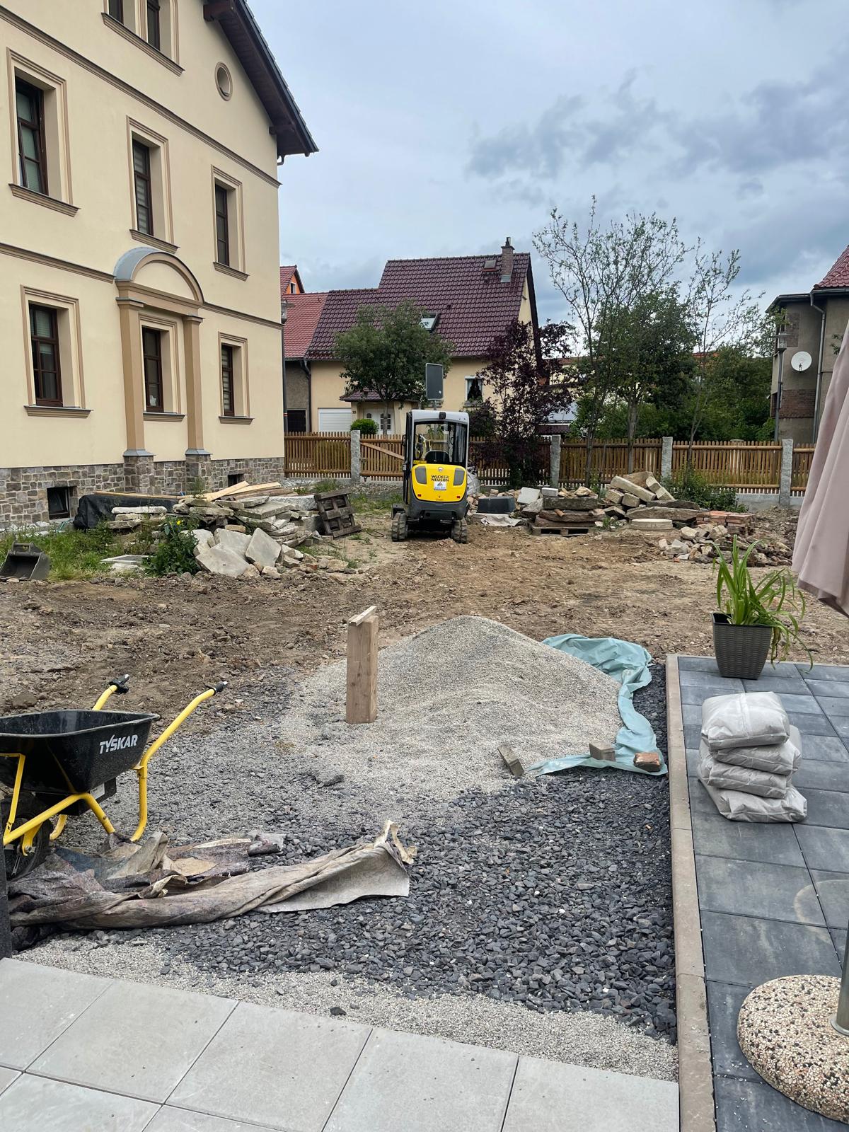 Erd- und Rückbauarbeiten mit Minibagger in einer Außenanlage