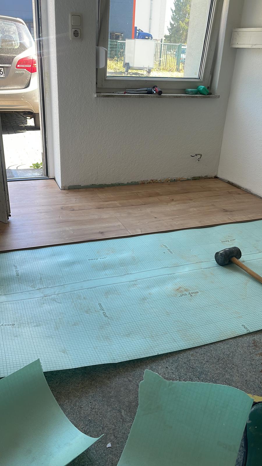 Laminatverlegung auf einer vorbereiteten Dämmunterlage