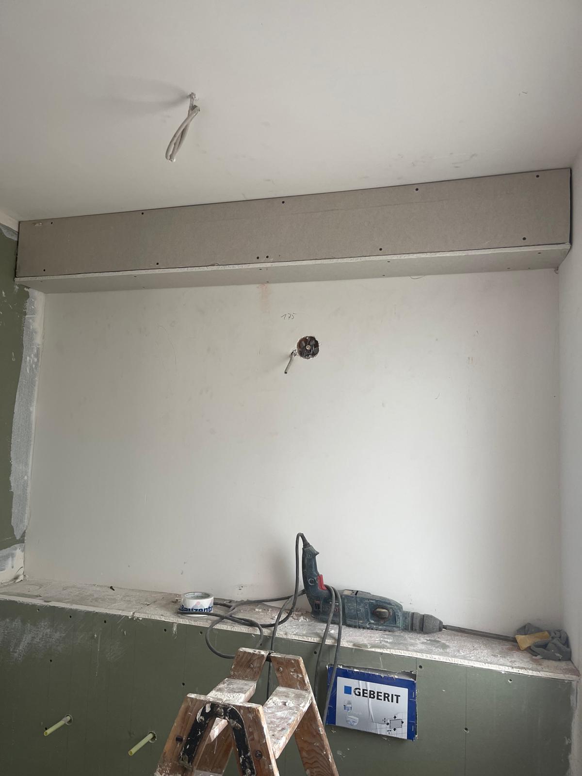 Maßgefertigte Installationsverkleidung aus Gipskarton in einem Badezimmer